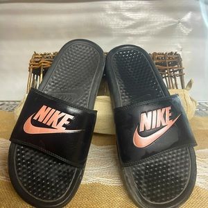 Nike Benassi slide sandal size 8